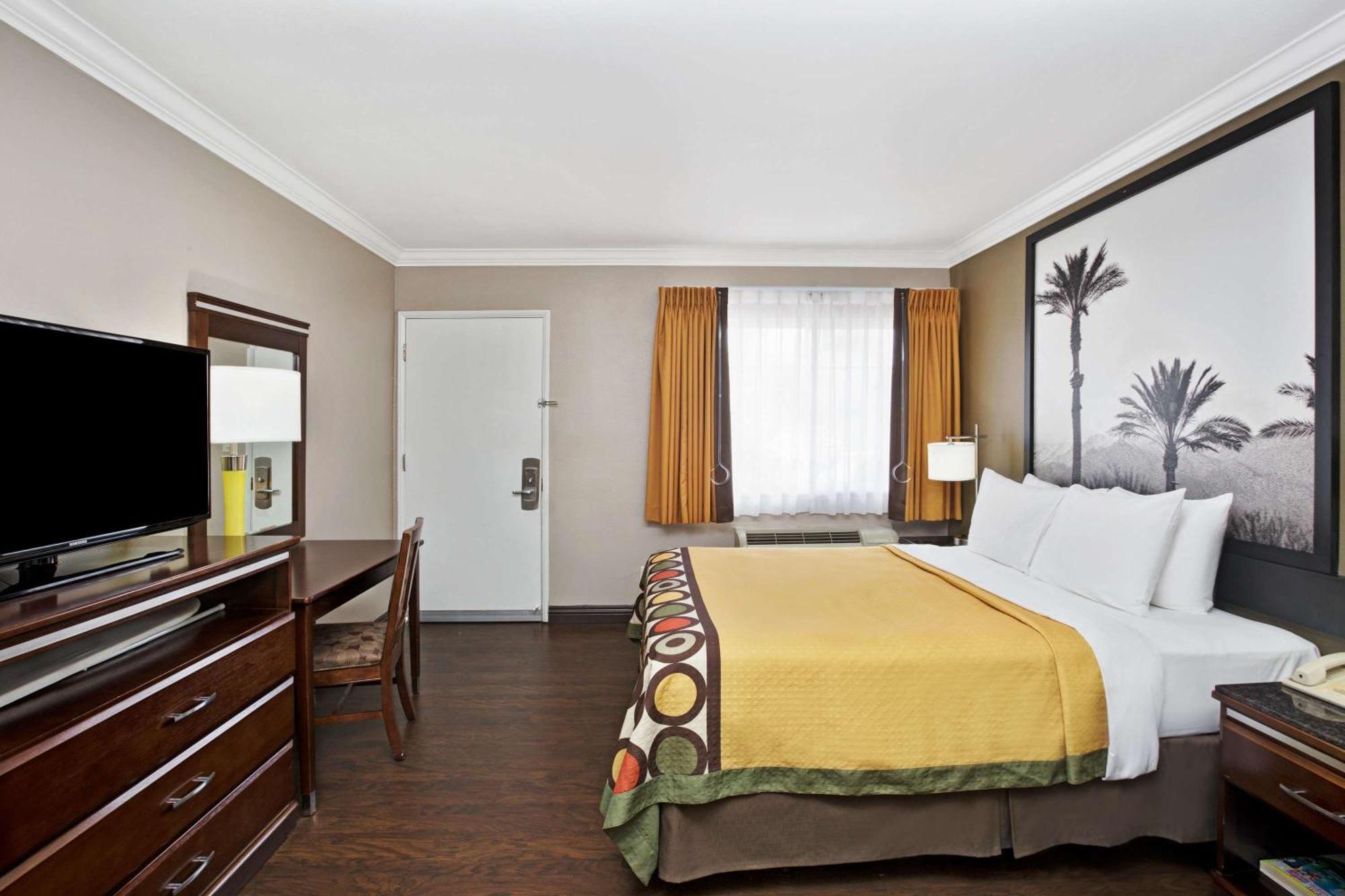 Super 8 By Wyndham Los Angeles-Culver City Area — Photos 2